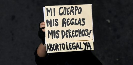 Mujer salvadoreña lucha para evitar 30 años de cárcel por aborto
