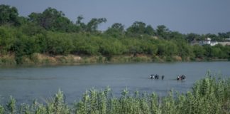 Rescatan a tres migrantes hondureños en el río Bravo