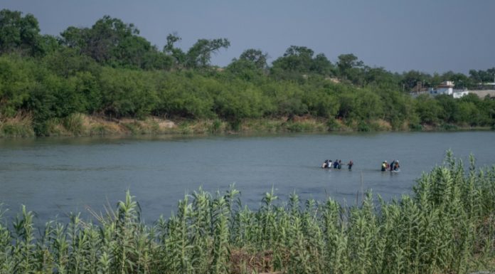 Rescatan a tres migrantes hondureños en el río Bravo
