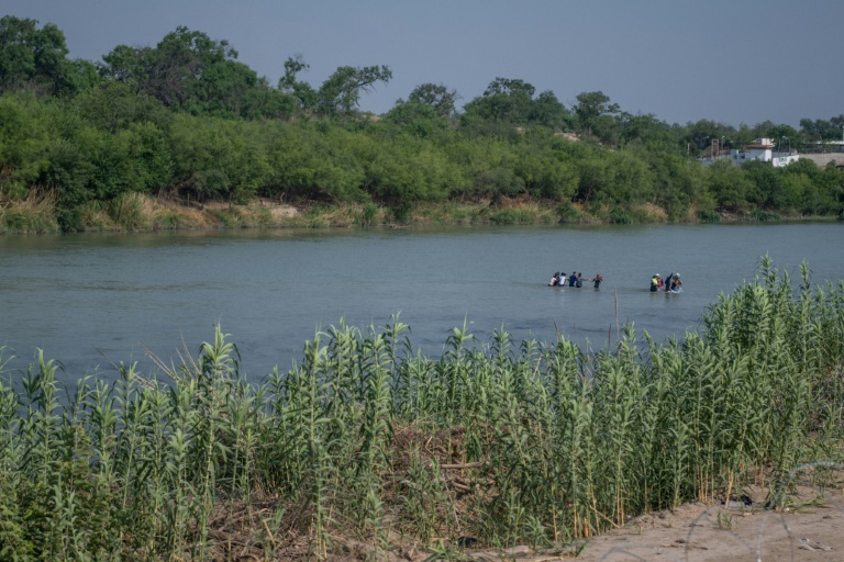 Rescatan a tres migrantes hondureños en el río Bravo