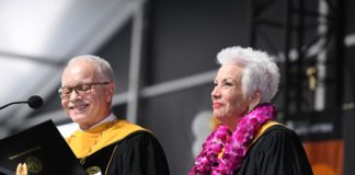 Sal Castro recibe doctorado póstumo en ceremonia de graduación de Cal State LA