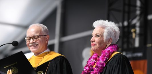 Sal Castro recibe doctorado póstumo en ceremonia de graduación de Cal State LA