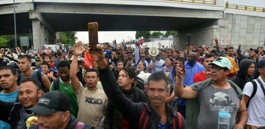 Caravana de migrantes sale del sur de México hacia EEUU