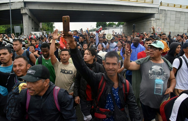 Caravana de migrantes sale del sur de México hacia EEUU