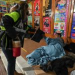 Dando una mano abrigos y sopa para los sin techo en invierno argentino
