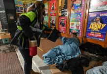 Dando una mano abrigos y sopa para los sin techo en invierno argentino