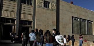 El debate en Bolivia por los estudiantes considerados 'dinosaurios'