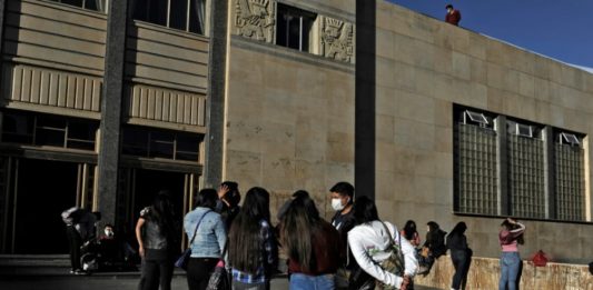 El debate en Bolivia por los estudiantes considerados 'dinosaurios'