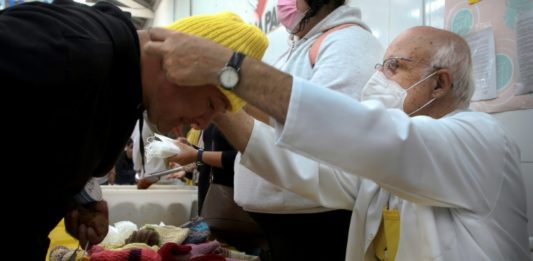 El sacerdote que lleva esperanza a las personas sin hogar en Sao Paulo