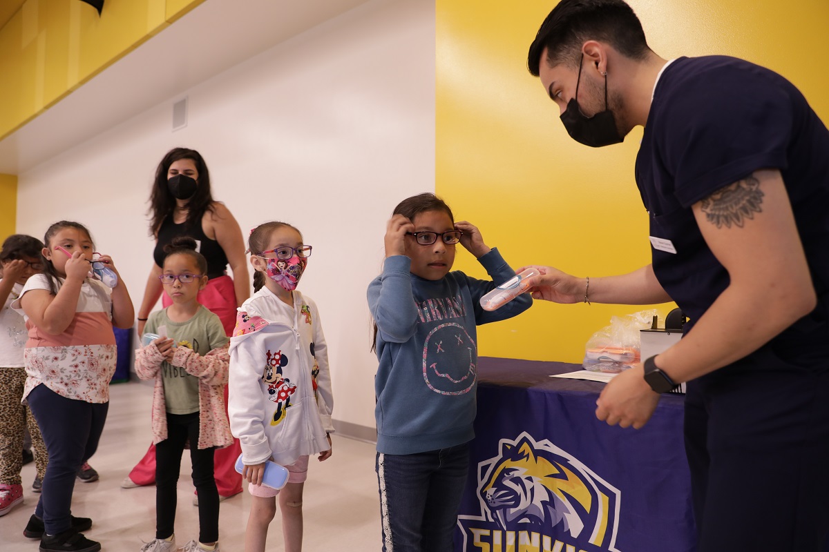 Estudiantes de escuelas primarias de Anaheim recibirán servicios de oftalmología gratuitos