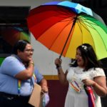Festejos del Orgullo Gay comienzan con boda masiva en Ciudad de México