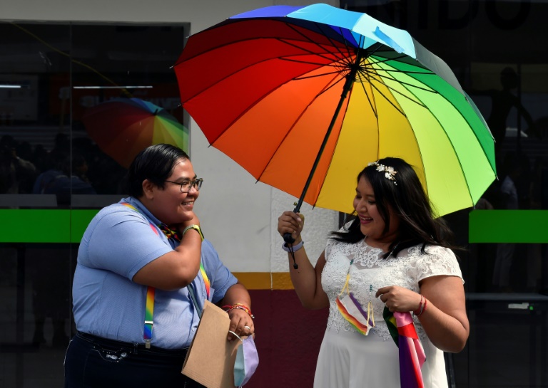 Festejos del Orgullo Gay comienzan con boda masiva en Ciudad de México