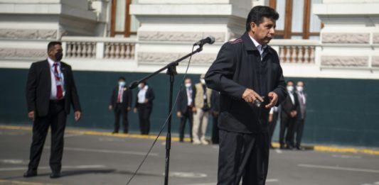 Fiscalía cita al presidente de Perú en causa por tráfico de influencias