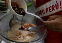Gastronomía peruana atrae clientes con fiebre del repechaje al Mundial