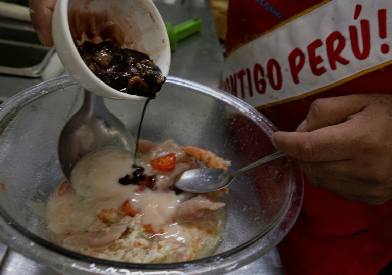 Gastronomía peruana atrae clientes con fiebre del repechaje al Mundial