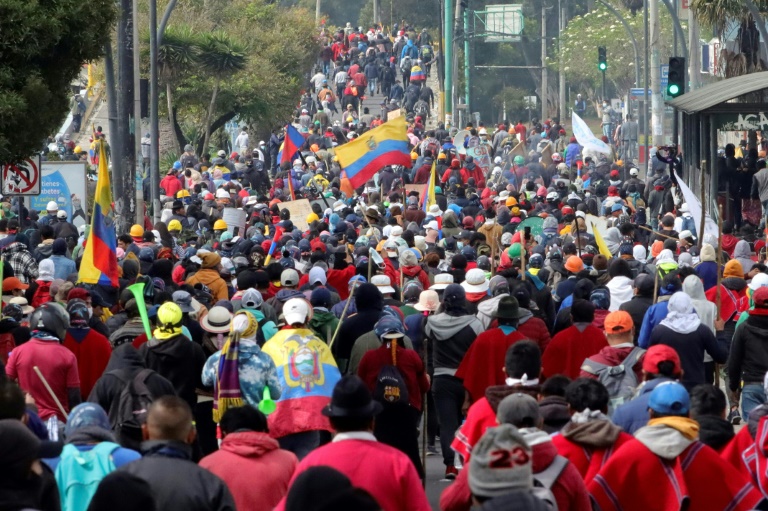 Indígenas aumentan la presión en las calles militarizadas de Quito