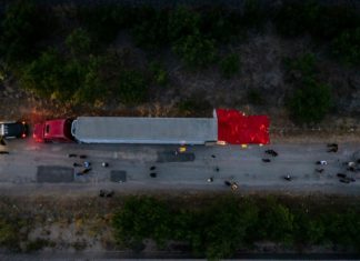 Investigan muerte de 50 migrantes en un camión en Texas