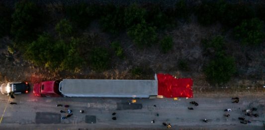 Investigan muerte de 50 migrantes en un camión en Texas