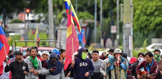 Lasso baja precios de combustibles para apaciguar protestas indígenas