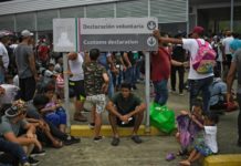 Migrantes en caravana reciben cientos de salvoconductos en México