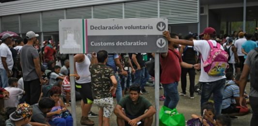 Migrantes en caravana reciben cientos de salvoconductos en México