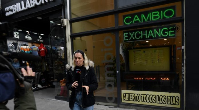 Argentina facilitará venta de divisas a turistas