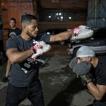 'El Avión', un boxeador que entrena aficionados y aspirantes a profesionales