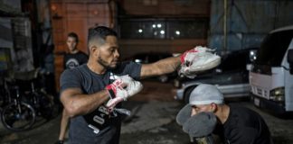 'El Avión', un boxeador que entrena aficionados y aspirantes a profesionales