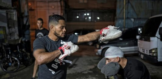 'El Avión', un boxeador que entrena aficionados y aspirantes a profesionales