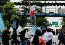 Gobierno de Panamá baja precio de combustibles tras protestas