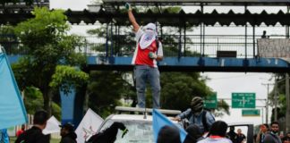 Gobierno de Panamá baja precio de combustibles tras protestas