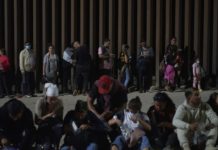 López Obrador pide a Biden 'ordenar el flujo migratorio'