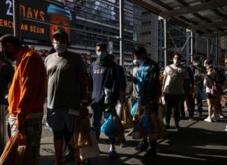 Autoridades de Texas envían un centenar de migrantes a Nueva York