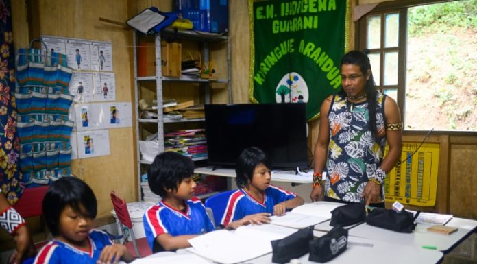 Búsqueda de agua lleva a indígenas brasileños a un nuevo hogar