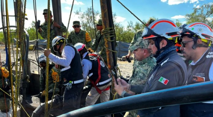Buzos intentarán ingresar a mina de México para rescatar obreros