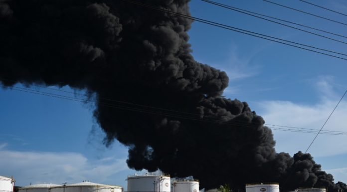 Incendio de dos tanques de petróleo deja más de 70 muertos en Cuba
