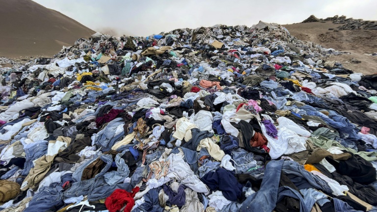 Investigan vertedero de ropa usada en desierto chileno de Atacama
