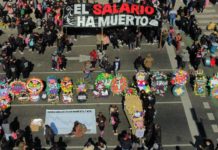 Manifestantes realizan un 'funeral' al salario mínimo de Argentina