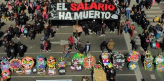 Manifestantes realizan un 'funeral' al salario mínimo de Argentina