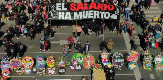 Manifestantes realizan un 'funeral' al salario mínimo de Argentina