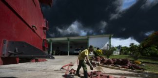 Masivo incendio de combustible en Cuba llega a un tercer depósito