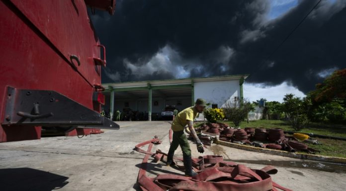 Masivo incendio de combustible en Cuba llega a un tercer depósito