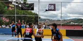 Árbitros de baloncesto, una forma de alejarse de la violencia en Venezuela