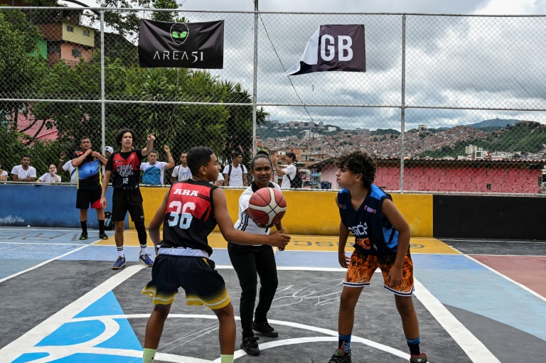 Árbitros de baloncesto, una forma de alejarse de la violencia en Venezuela
