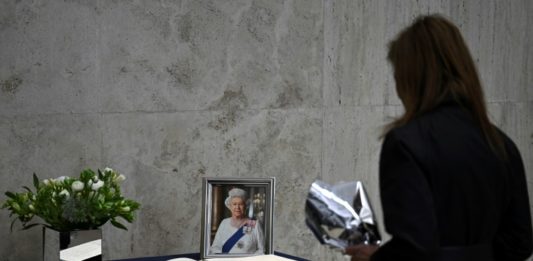 Argentina muestra respeto por Isabel II sin olvidar las Malvinas