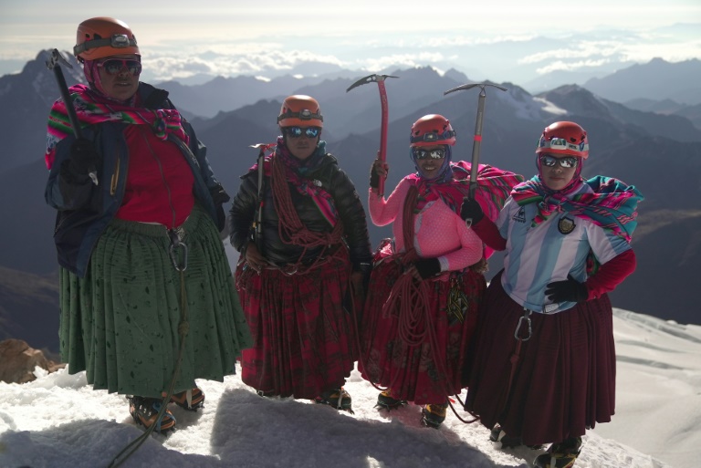 Cholitas Escaladoras conquistan montañas en Bolivia contra el machismo