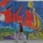 Tapas plásticas se convierten en un mural en una ciudad de Venezuela