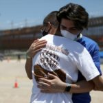 'Abrazos, no muros' - familias se reúnen en frontera entre México y Estados