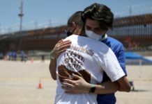 'Abrazos, no muros' - familias se reúnen en frontera entre México y Estados