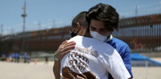 'Abrazos, no muros' - familias se reúnen en frontera entre México y Estados